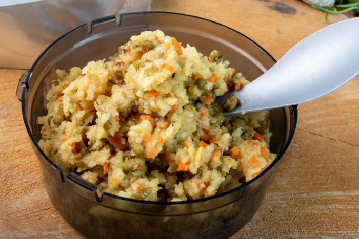 Боби з рисом, овочами та спеціями (Кічрі)