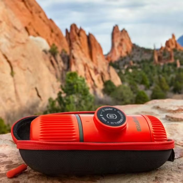 Портативна еспресо-кавоварка Wacaco Nanopresso червона з чохлом, механічна, для меленої кави