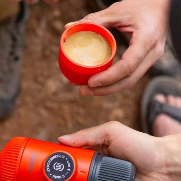 Портативна еспресо-кавоварка Wacaco Nanopresso червона з чохлом, механічна, для меленої кави