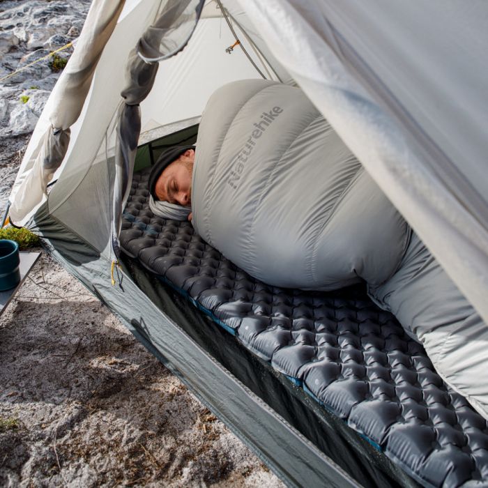 Матрац туристичний надувний одномісний Naturehike CNH22DZ018, надлегкий, 183х58х7 см, сірий, для туризму із мішком для надування