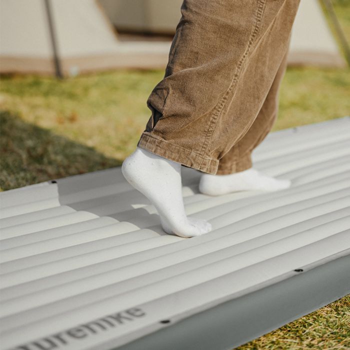 Матрац туристичний надувний одномісний  Naturehike CNK2450WS035, 198х68х9.5 см, білий із вбудованою помпою для надування