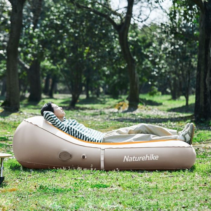 Матрац кемпінговий надувний одномісний Naturehike CNH22DZ027, 180x76x33 см, бежевий  із вбудованою помпою для надування