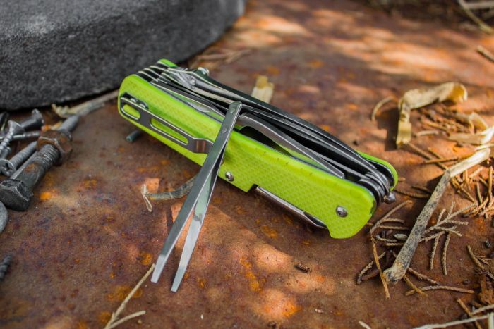 Багатофункціональний ніж Ruike Trekker LD43, (8.5 см) 12C27 / G10 зелений, 15 інстр.