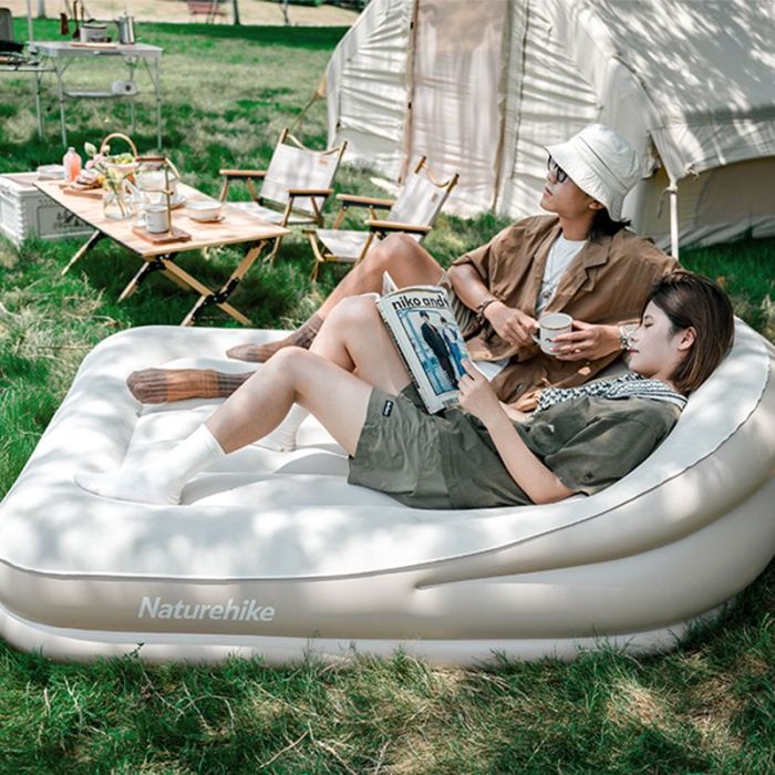 Матрац кемпінговий надувний двомісний Naturehike CNK2300DZ020, 180x132x60 см, бежевий із вбудованим насосом для надування