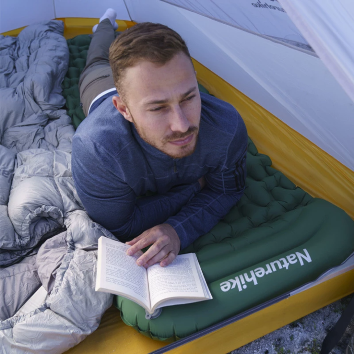Матрац туристичний водонепроникний одномісний  Naturehike CNK2300DZ0001, 198x59x6.5 см, темно-синій із вбудованою помпою для надування