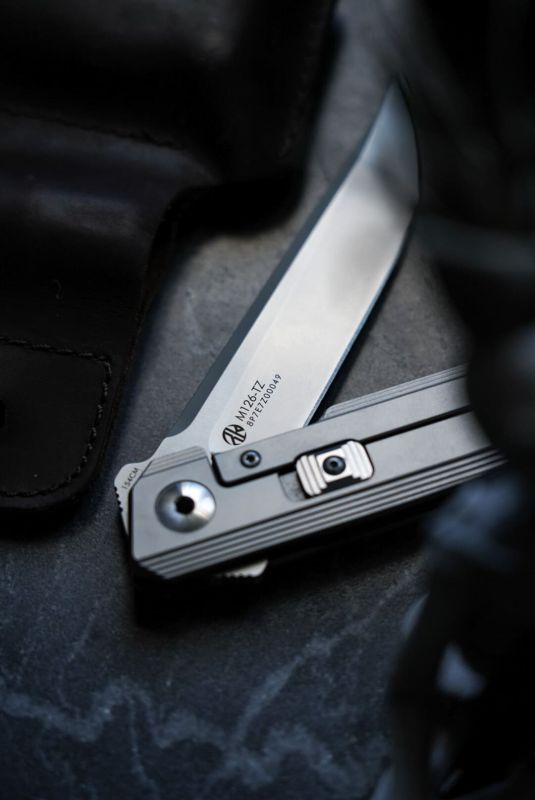 Ніж складаний туристичний Ruike M126-TZ, (9.1 см) steel 154СМ / TC4 (титан) сірий